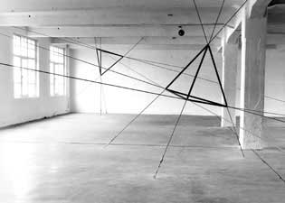 Tetraederinstallation im Ausstellungsraum